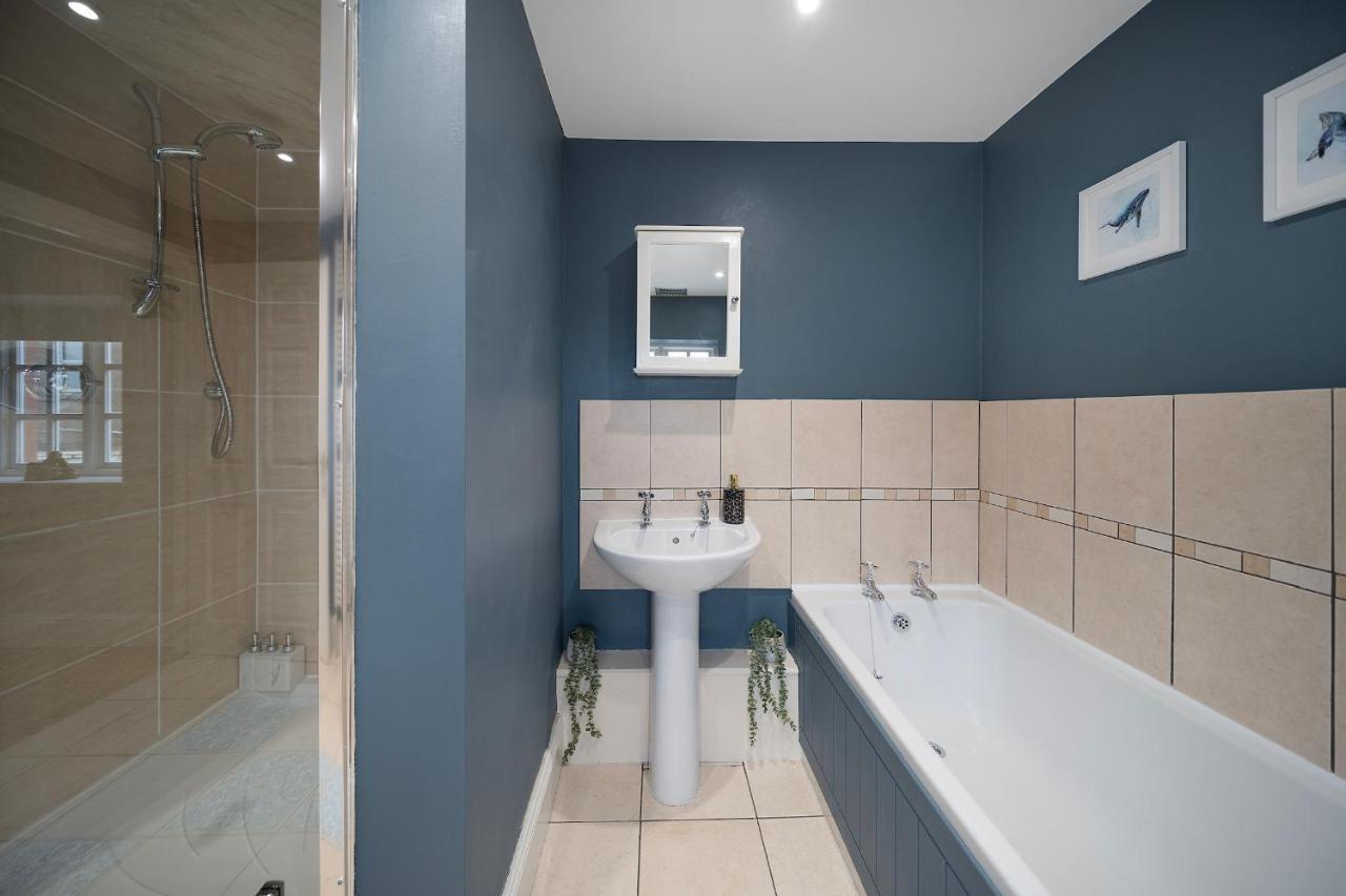 4 Bedroom Home With Garden, Game Room, Parking- Esho Stays Gloucester Zewnętrze zdjęcie