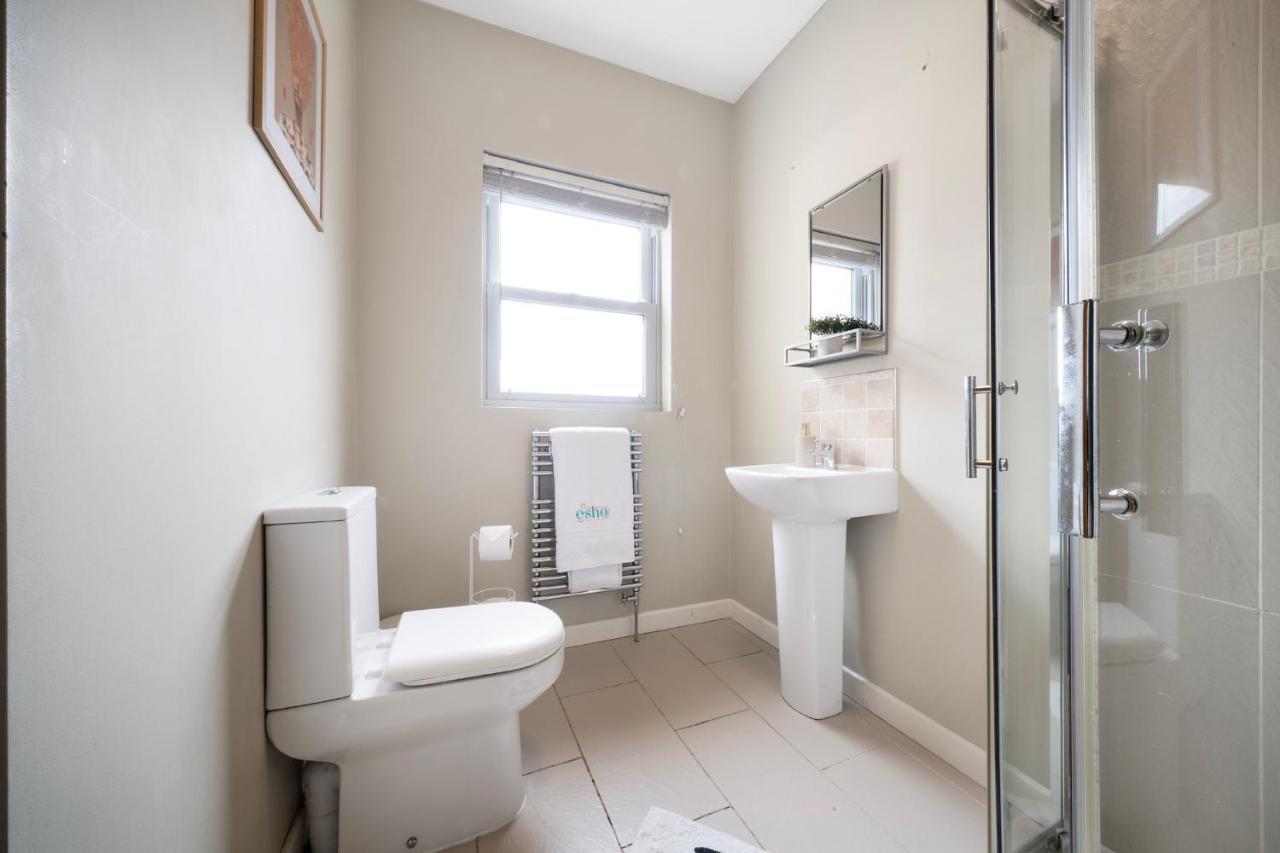 4 Bedroom Home With Garden, Game Room, Parking- Esho Stays Gloucester Zewnętrze zdjęcie